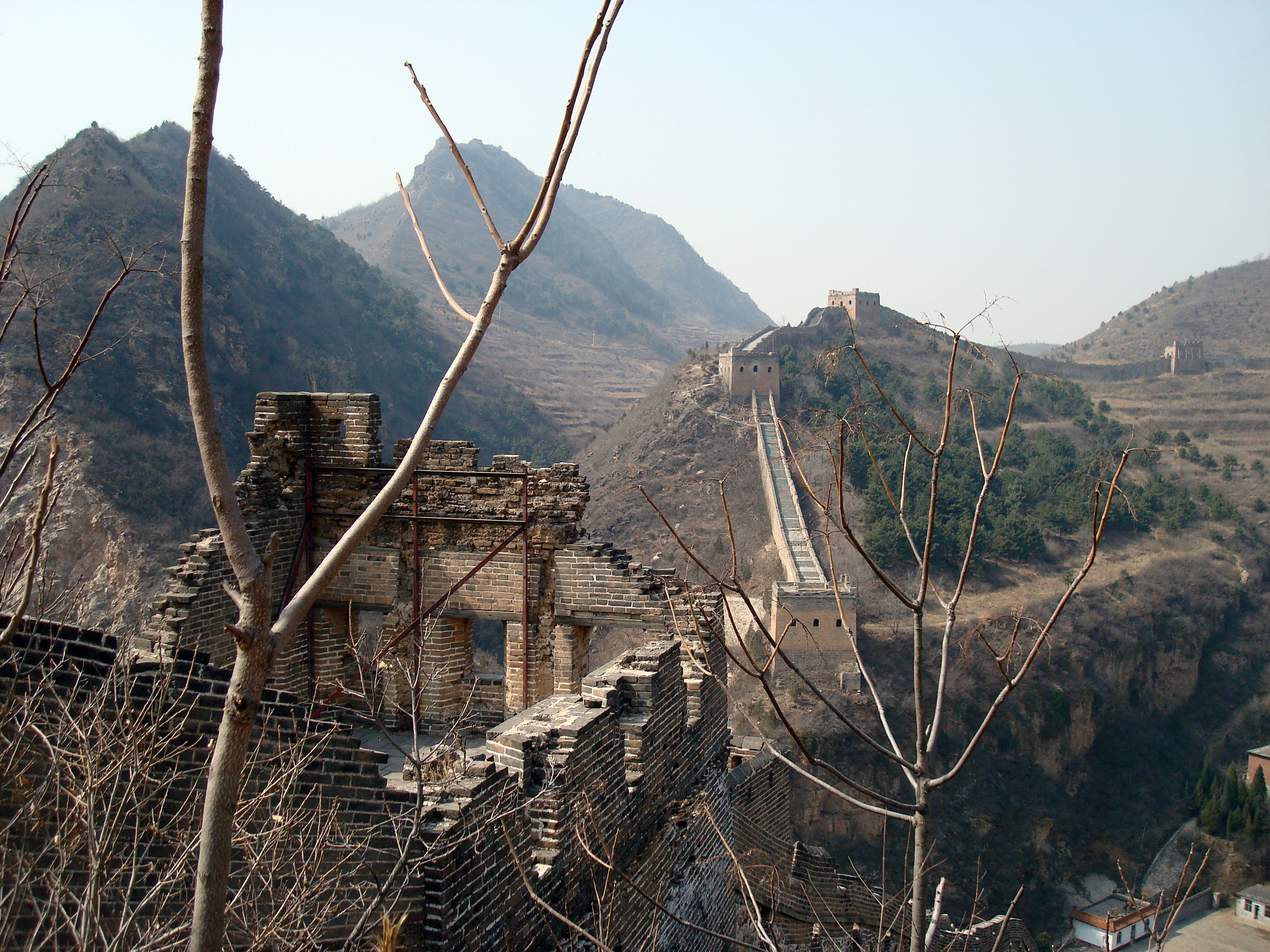 Great_Wall_at_Simatai_overlooking_gorge.jpg