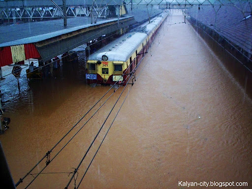 7-Kalyan-Railway-Station-During-Floods.jpg.jpg