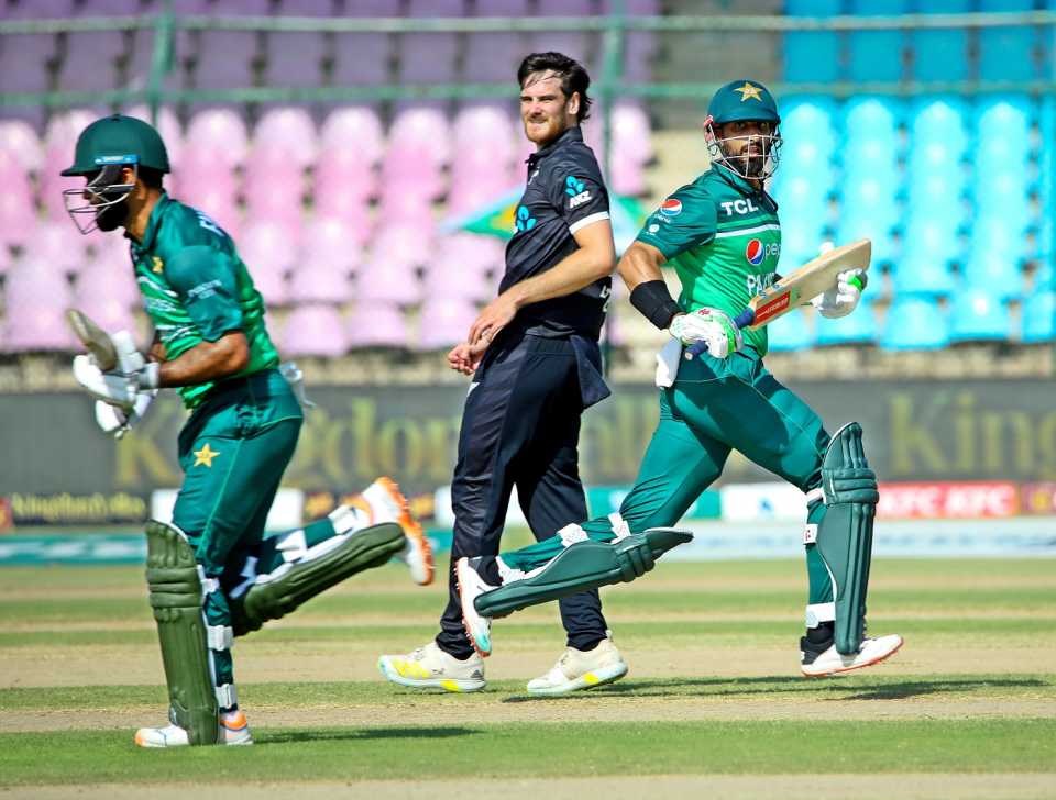 Shan Masood and Fakhar Zaman run between the wickets