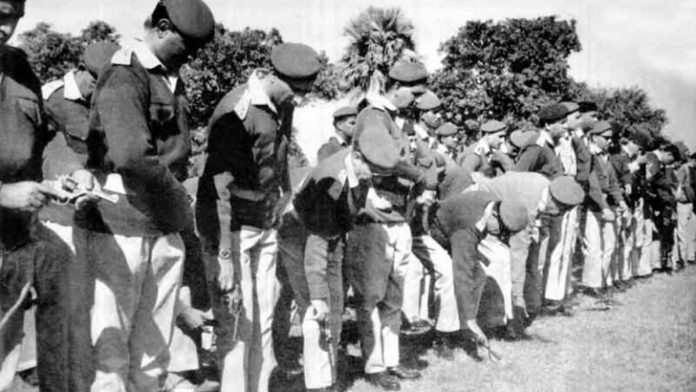 Pak-troops-surrender-Indian-army-696x392.jpg