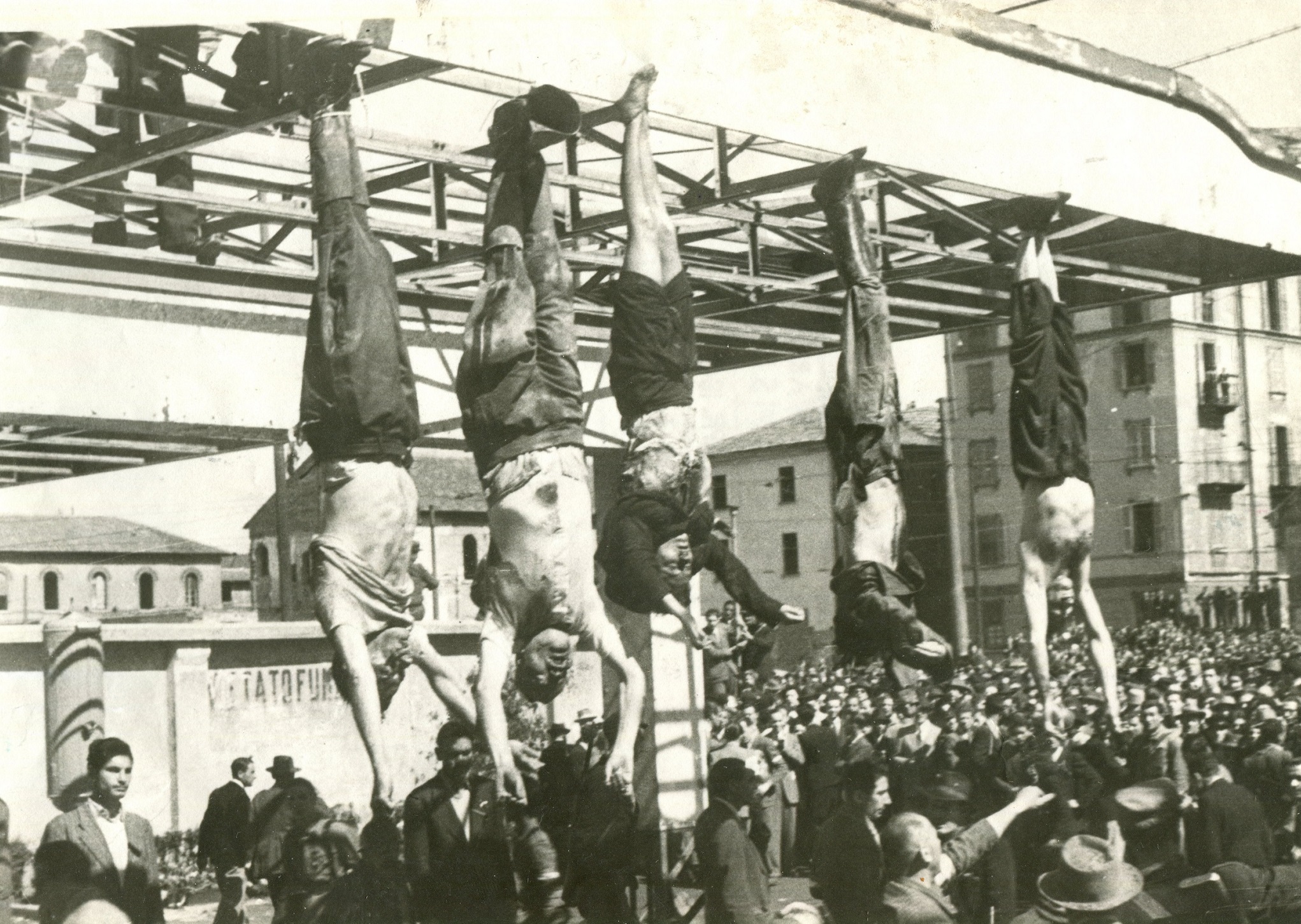 Mussolini_e_Petacci_a_Piazzale_Loreto,_1945.jpg