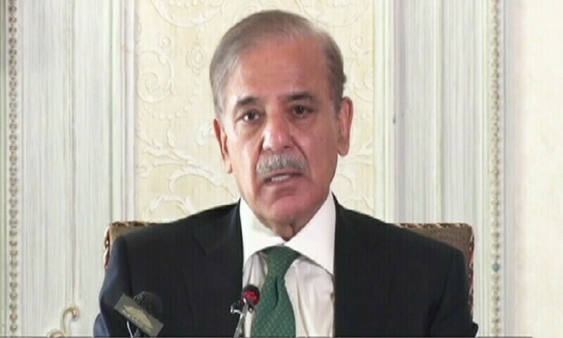 <p>Prime Minister Shehbaz Sharif addresses a delegation of journalists in Islamabad. — DawnNews screenshot</p>