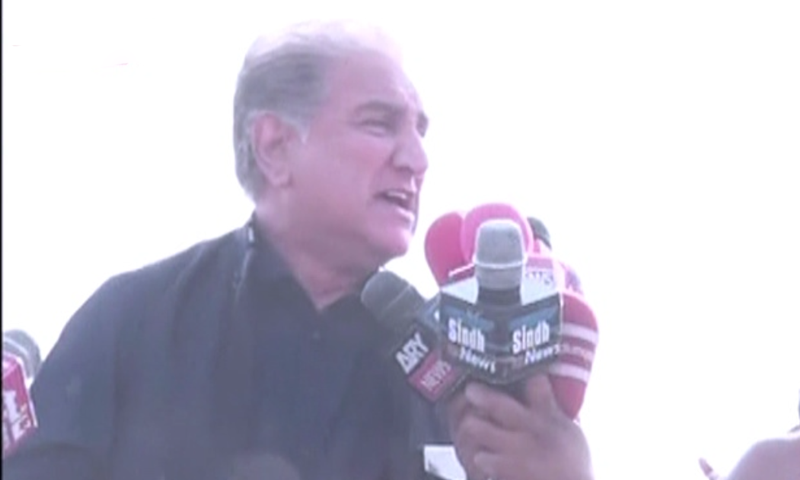 Foreign Minister Shah Mahmood Qureshi addresses Pakistan Tehreek-i-Insaf supporters in Ghotki as the party begins its Haqooq-i-Sindh March on Saturday. — DawnNewsTV