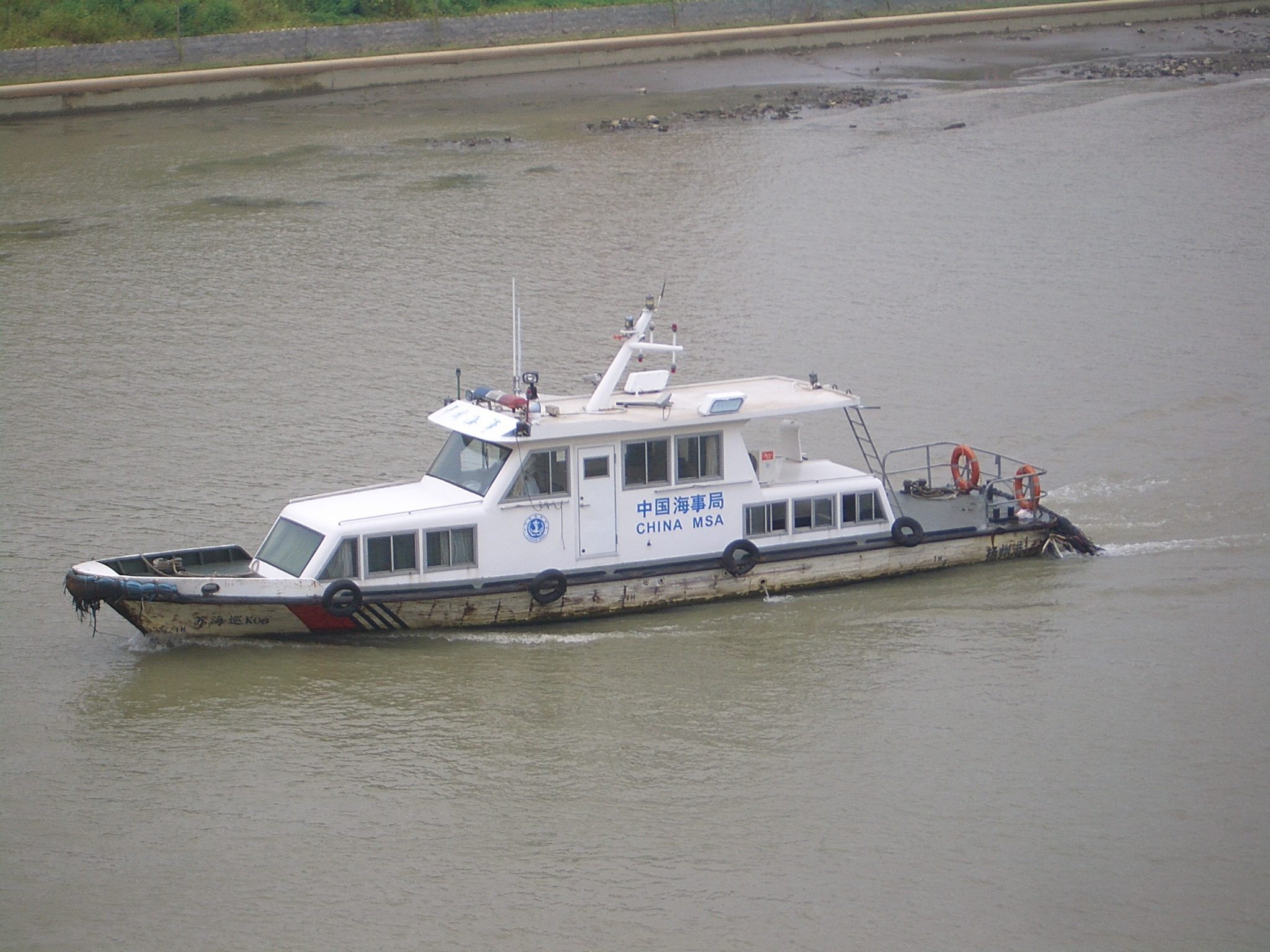 Yangzhou-Modern-Grand-Canal-barge-3360.JPG