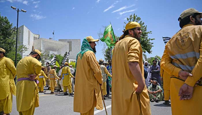 Supporters of parties from Pakistan´s ruling alliance gather near the Supreme Court in Islamabad on May 15, 2023. — AFP