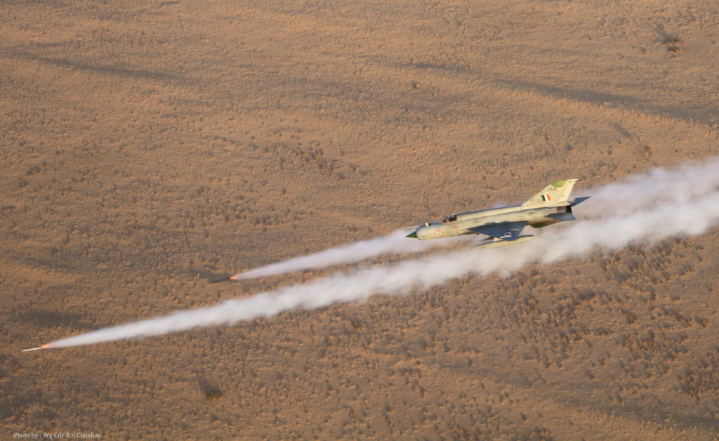 mig21_firing_s_24_by_parijatgaur-d6v5uo2.jpg