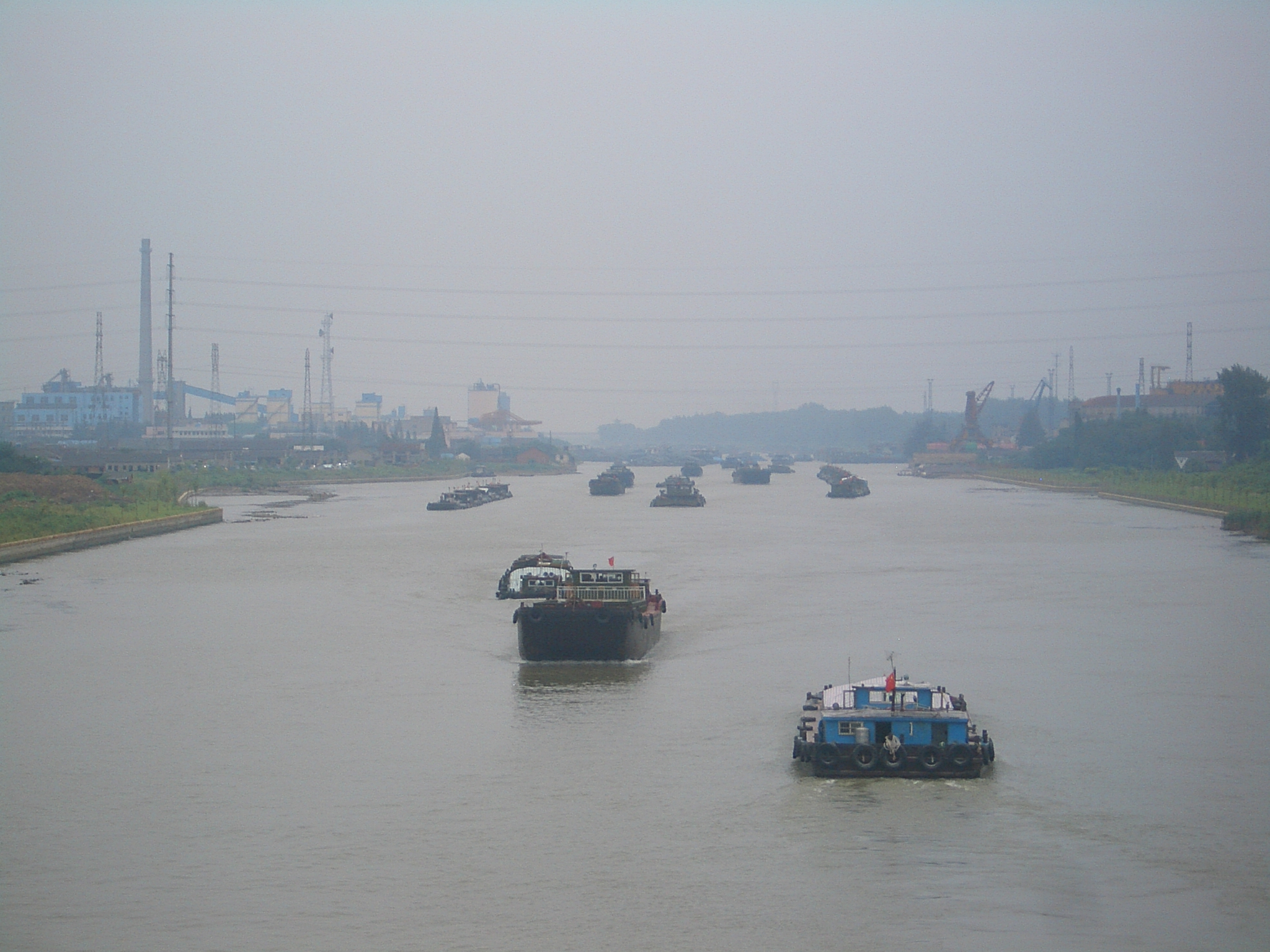 Yangzhou-Modern-Grand-Canal-boats-3353.JPG