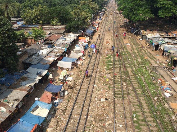 Dhaka-rail-shacks-e1480795307979-747x560.jpg