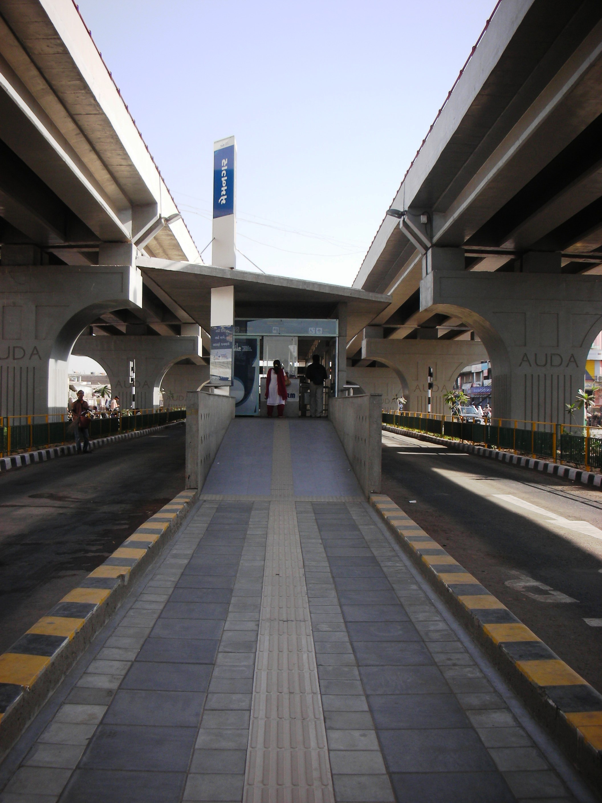 Median-side-location-of-BRT-station.jpg