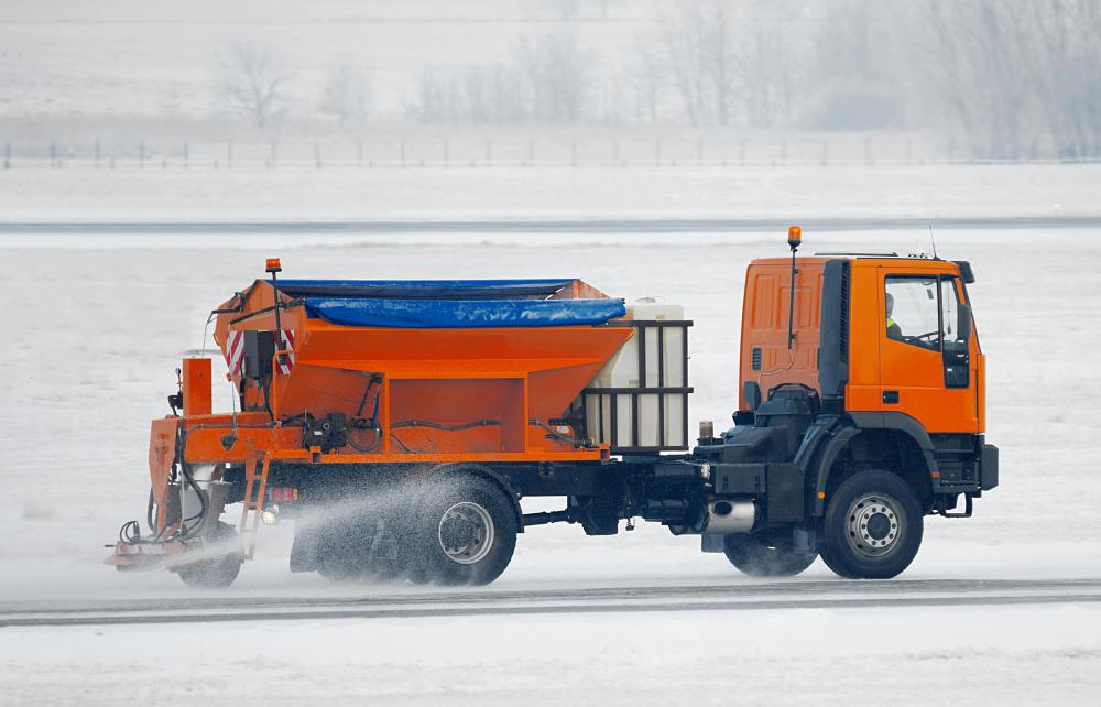 truck-laying-road-salt-in-winter.jpg