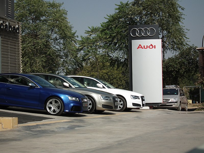 800px-AHMEDABAD_AUDI_SHOWROOM_yohaan_2.jpg