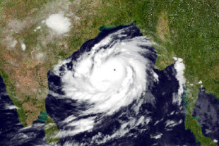 cyclone-phailin-01-450.jpg