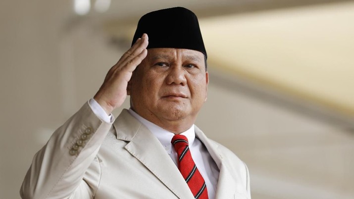 Indonesian Defense Minister Prabowo Subianto, front right, salutes near Malaysian counterpart Mohamad Sabu, second left, as he inspects honor guard at Malaysia Defense Ministry in Kuala Lumpur, Thursday, Nov. 14, 2019. (AP Photo/Vincent Thian)