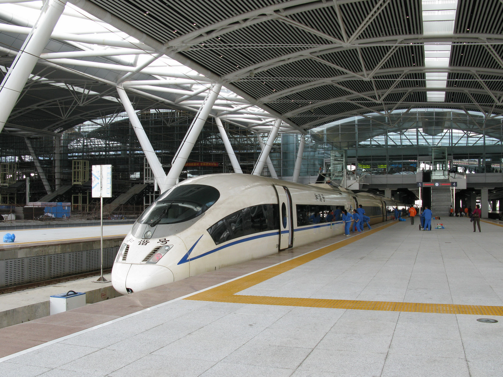 Guangzhou_South_Railway_Station_Platform_CRH3_EMU.jpg