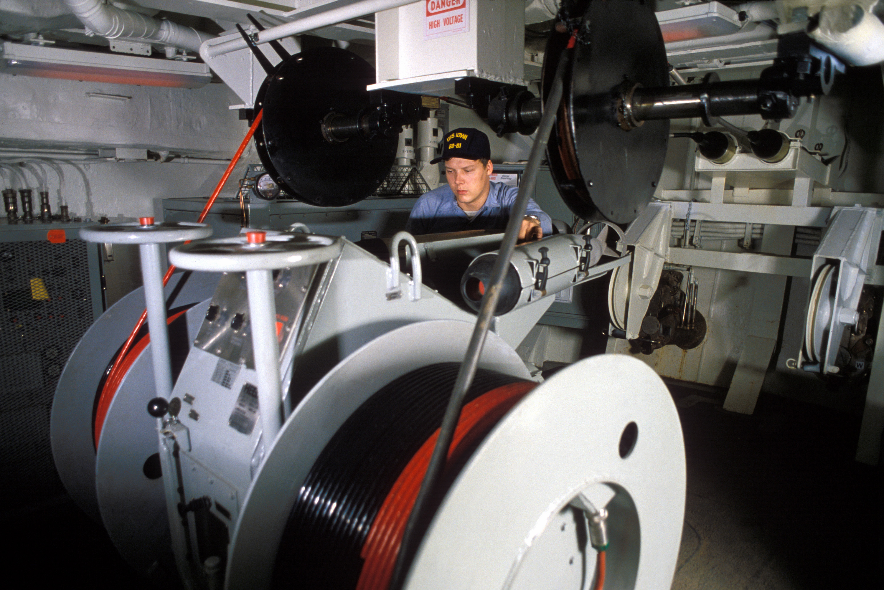 SLQ-25_Nixie_aboard_USS_Iowa_%28BB-61%29.jpg