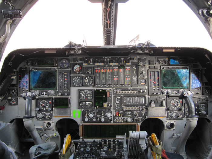 rockwell-b-1b-lancer-cockpit.jpg