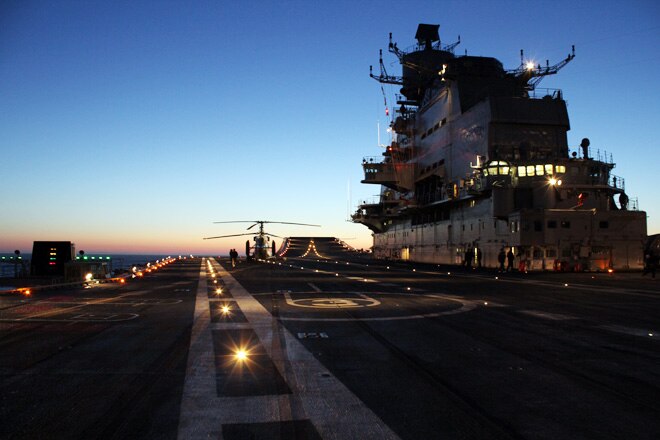 vikramaditya_s_expansive_flight_deck_at_night_111613045911.jpg