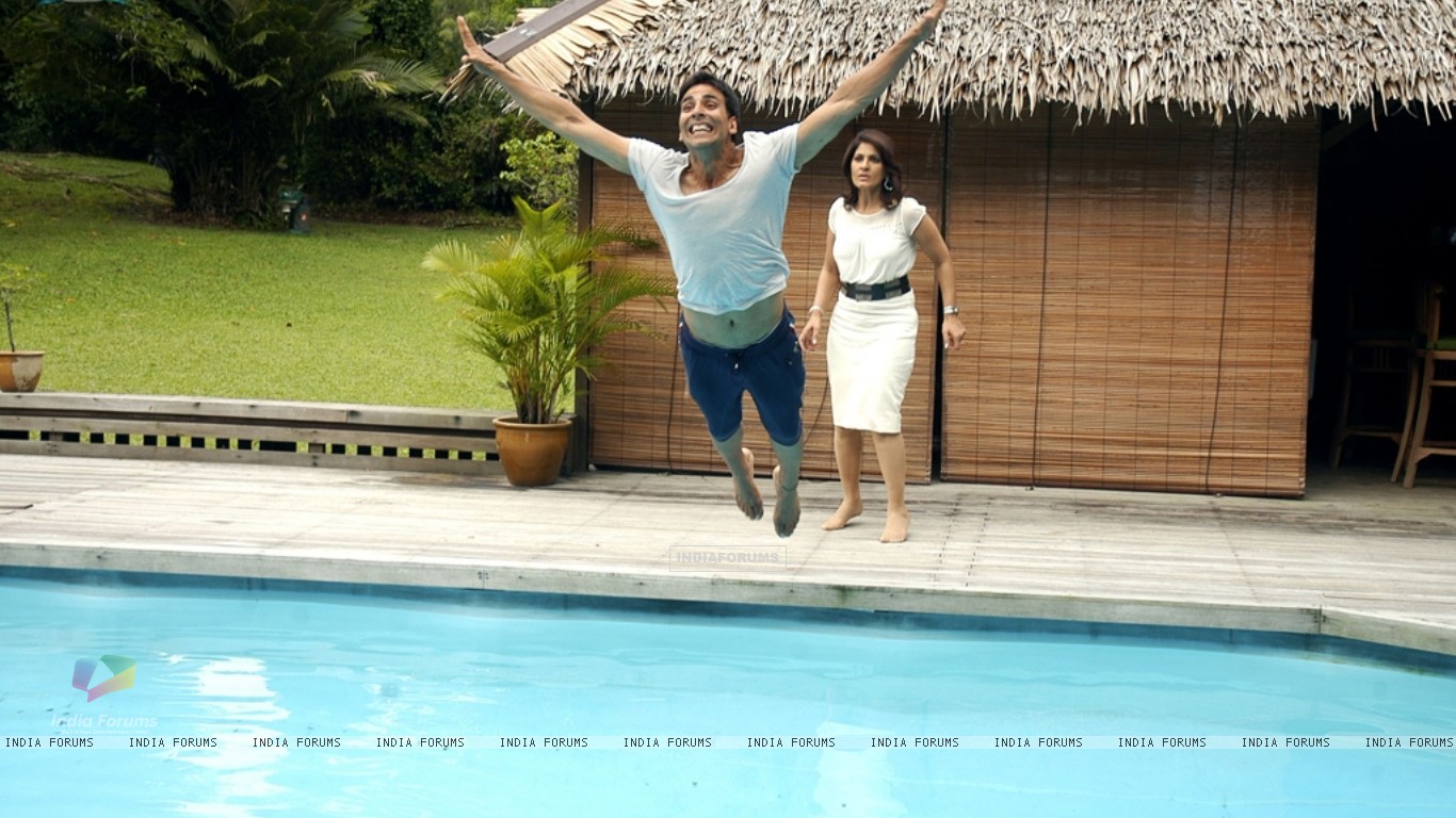 40010-akshay-kumar-jumping-in-a-swimming-pool.jpg