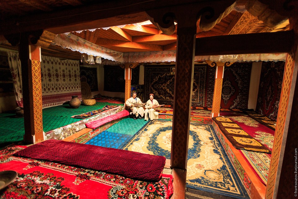 Inside-the-Pamir-House-3.jpg