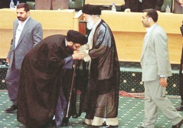 nasrallah%20khamevi%20kissing%20hand.jpg