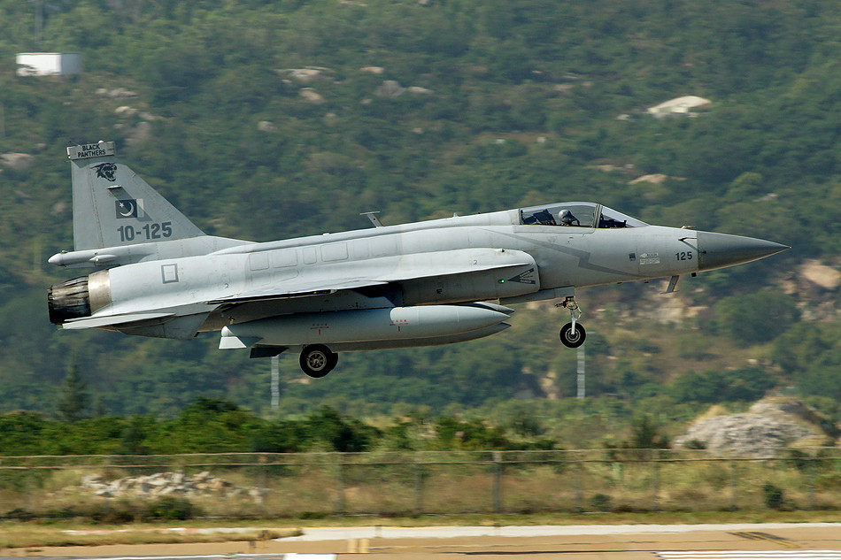 JF-17%2BThunder%2Bin%2BZhuhai%2BAirshow%2B2012-.jpg