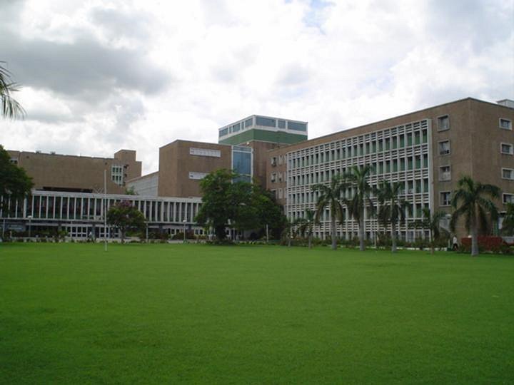 AIIMS_central_lawn.jpg