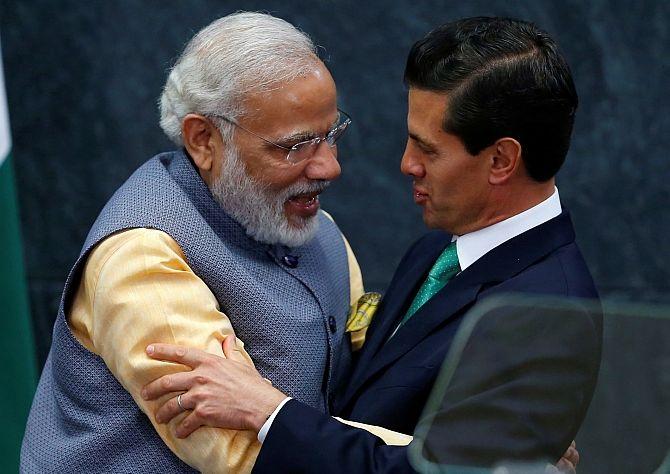 19modi-hug.jpg