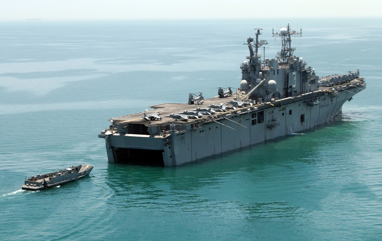 Amphibious_assault_ship_USS_Belleau_Wood_%28July_7_2004%29.jpg