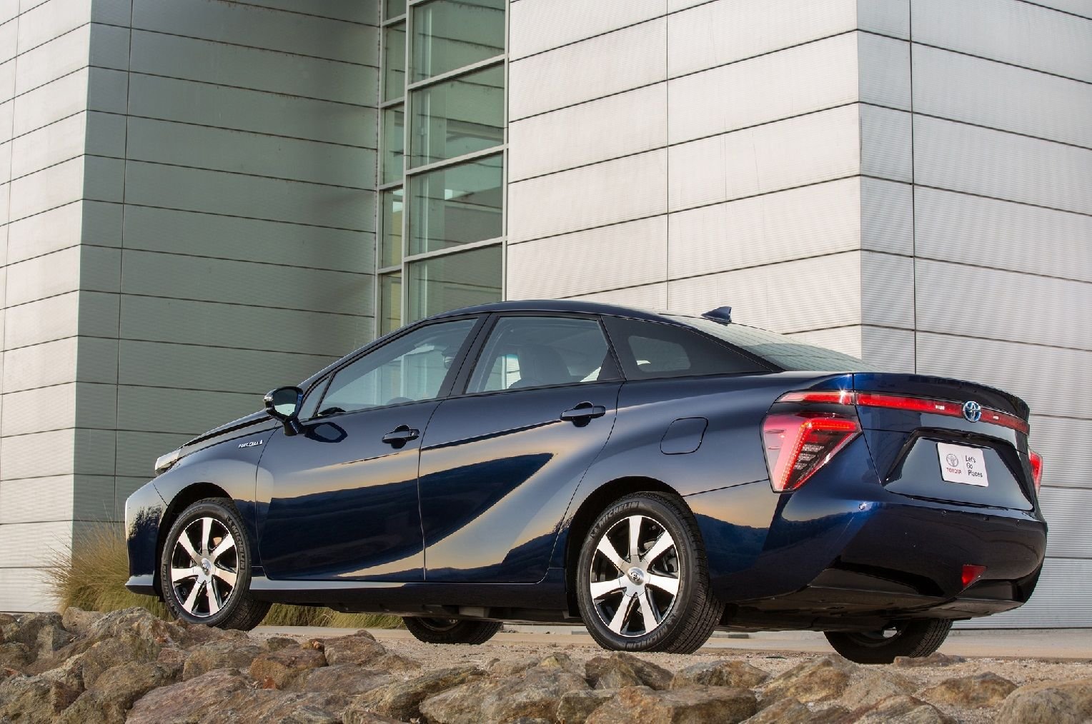 2016-Toyota-Mirai-Rear-29638.jpg