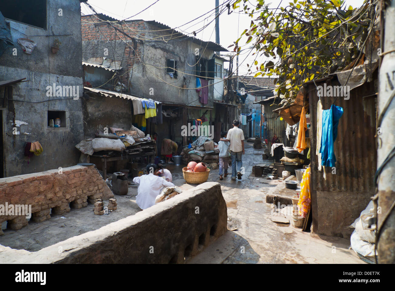 street-in-the-dharavi-slum-in-mumbai-india-D0ET7K.jpg