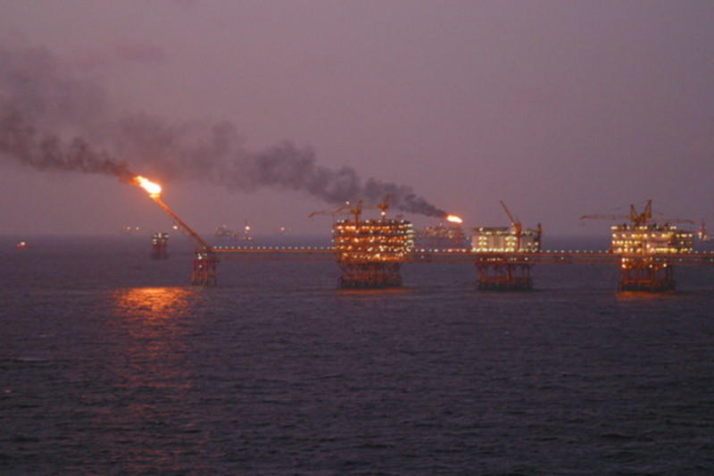 An_oil_rig_offshore_Vungtau.jpg