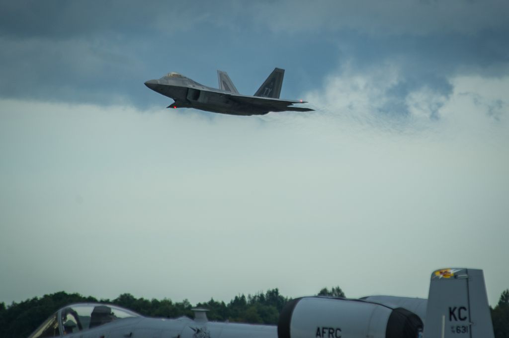 F-22s-in-Estonia_04.jpg