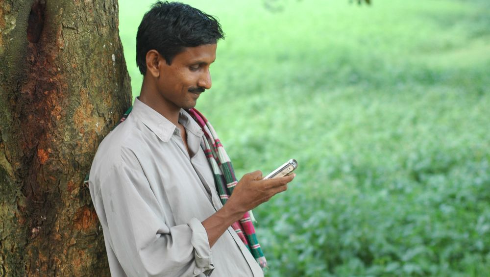 farmer-mobile-user-pakistan.jpg