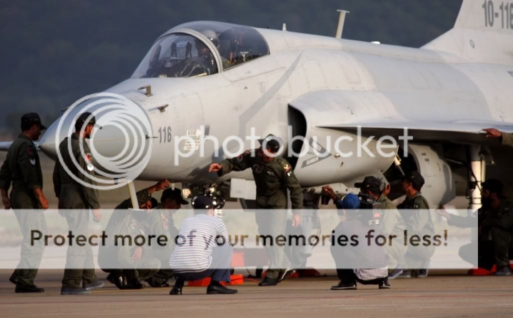 JF-17ThunderFighterJetsfromNo26SquadronBlackSpidersinZhuhaiAirShow20102.jpg