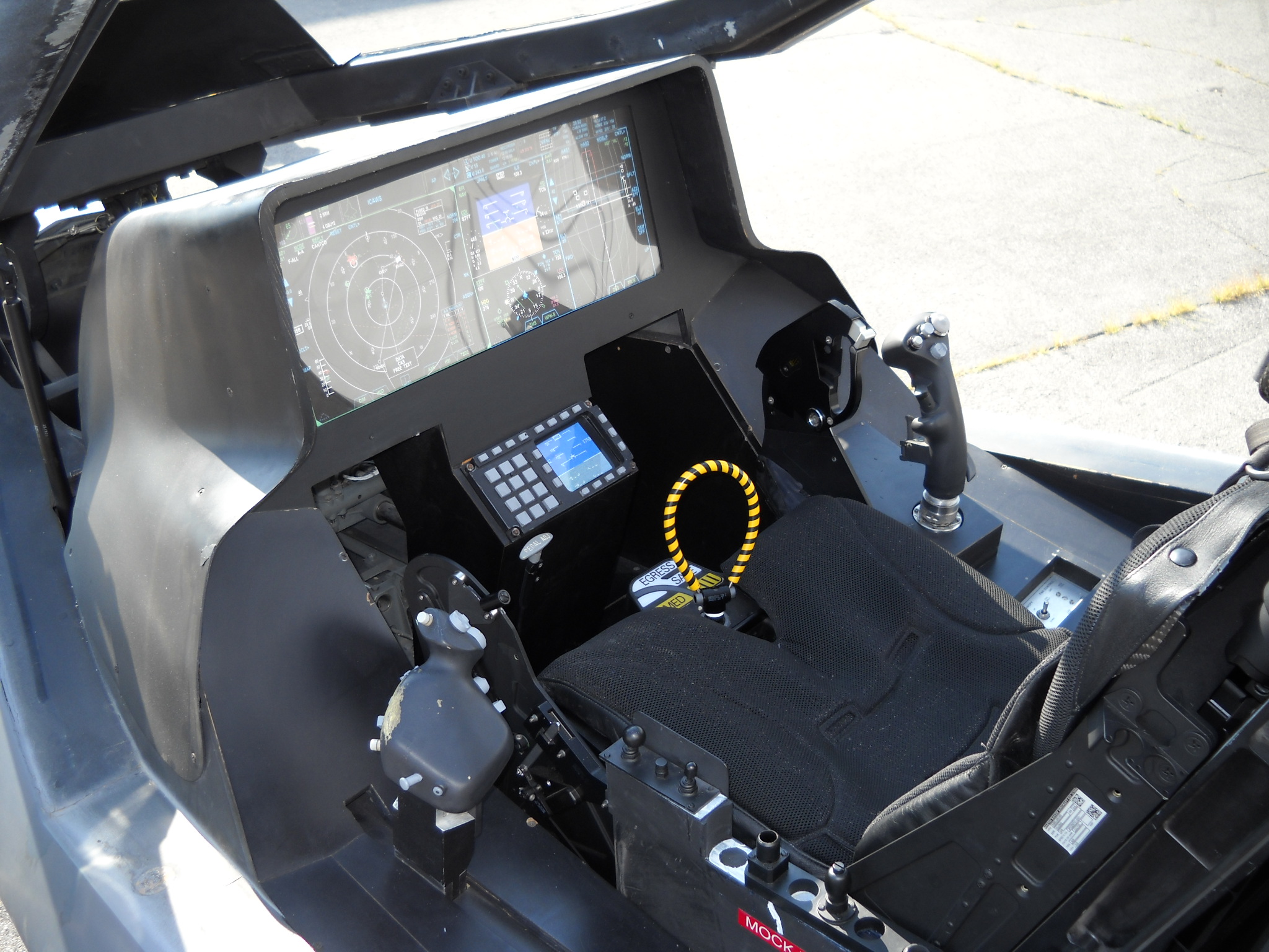 Lockheed_Martin_F-35_Lightning_II_mock-up_instrument_panel.JPG