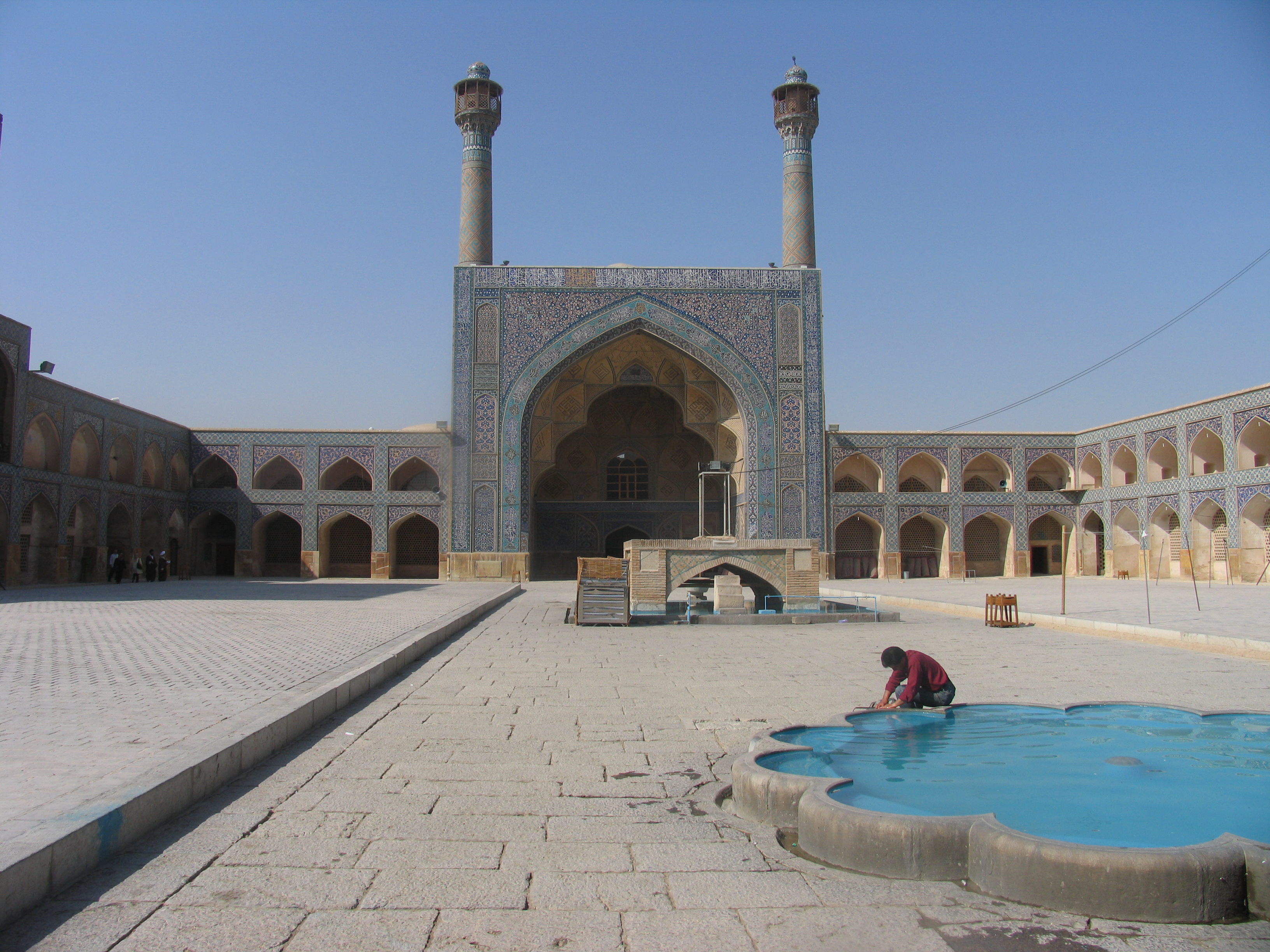 Jam%C3%A9_Mosque_Esfahan_courtyard.jpg