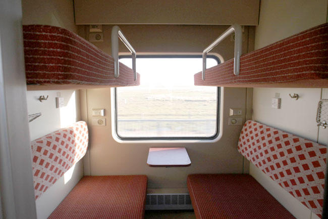 tibet_train_sleeper_berth.jpg