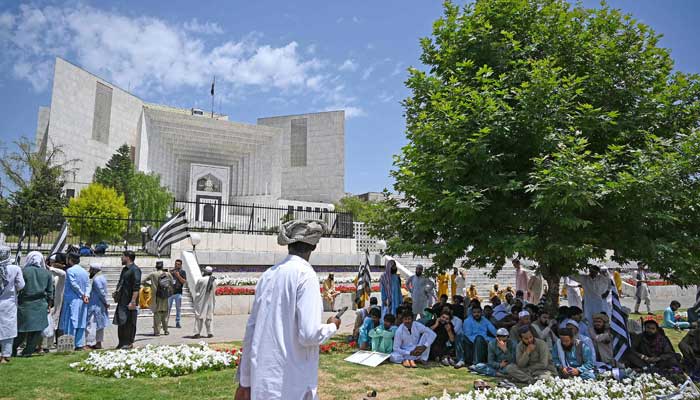 Supporters of parties from Pakistan´s ruling alliance gather near the Supreme Court in Islamabad on May 15, 2023. — AFP