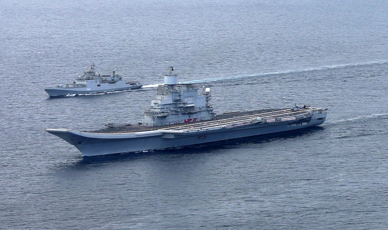 Indian_Navy_flotilla_Vikramaditya1.jpg