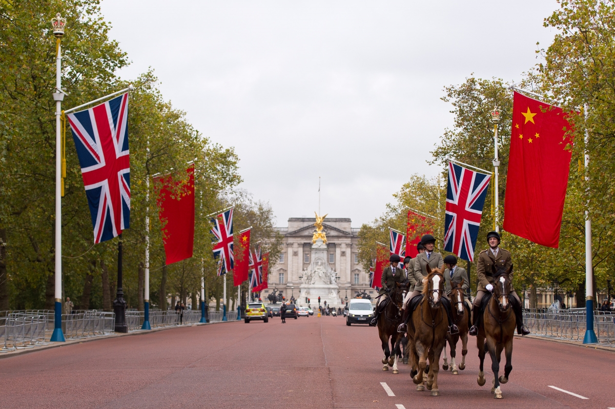 horses-ride-down-mall.jpg