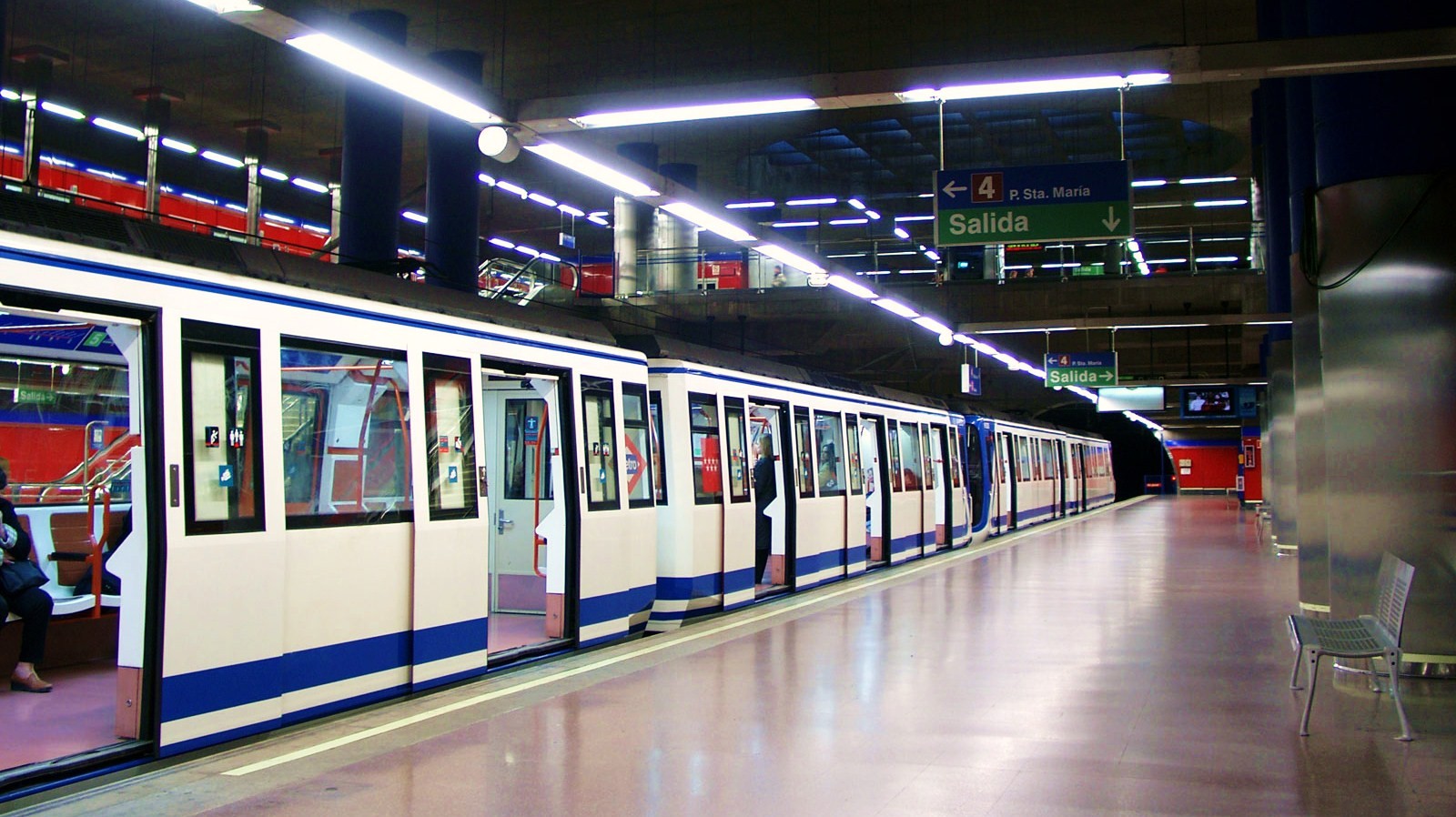 Metro_Madrid_Mar_de_Cristal_station.jpg