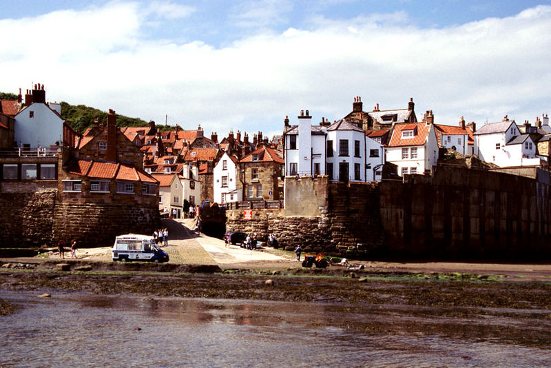 800px-Robin_Hood_Bay.jpg