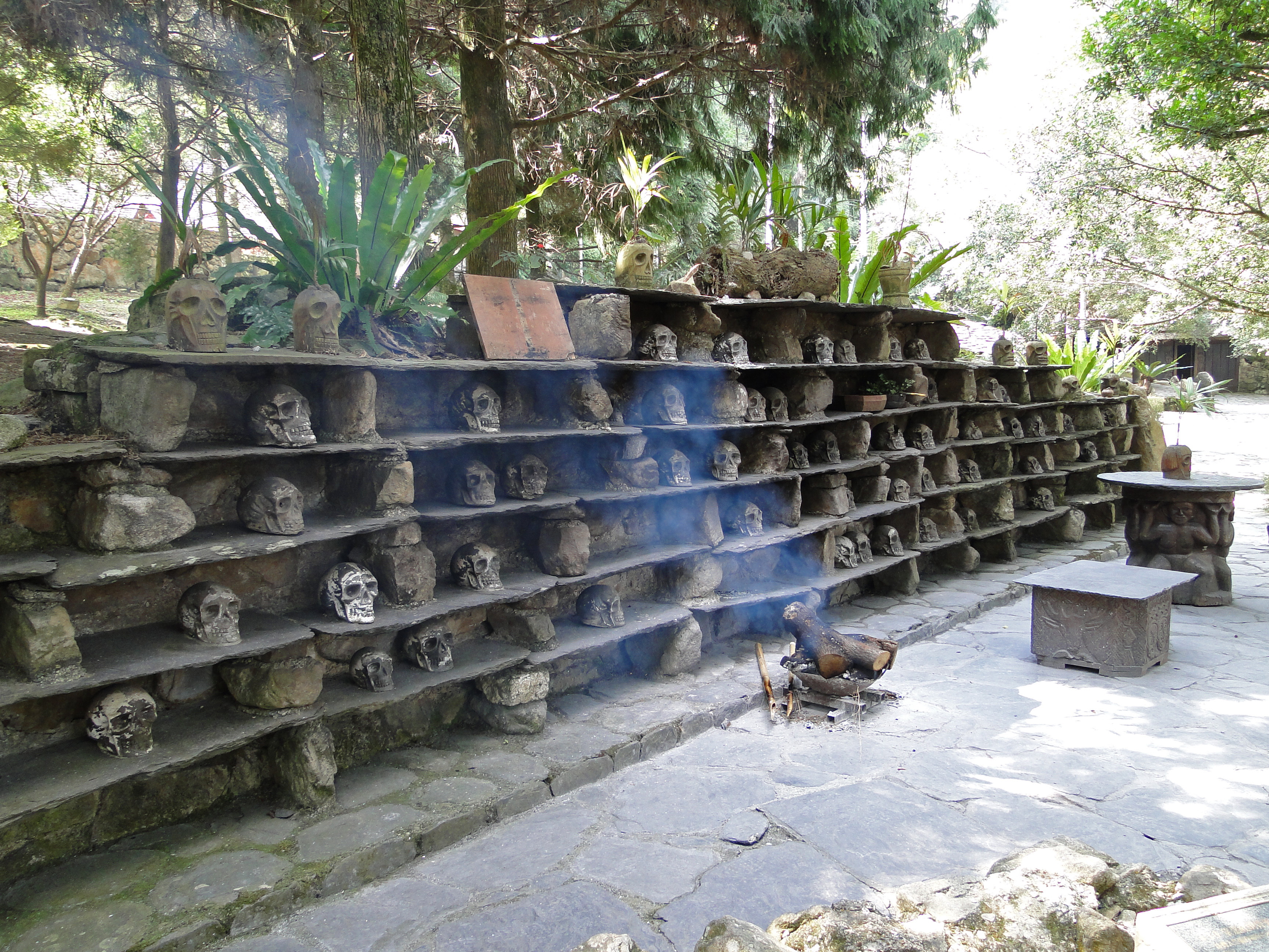 Paiwan_ceremonial_rack_of_skulls.jpg