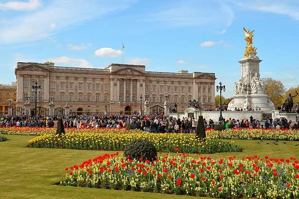 Beautiful-Garden-In-Front-Of-The-Buckingham-Palace.jpg