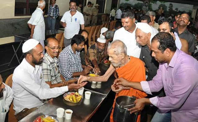 karnataka-temple-iftar_650x400_41498480935.jpg