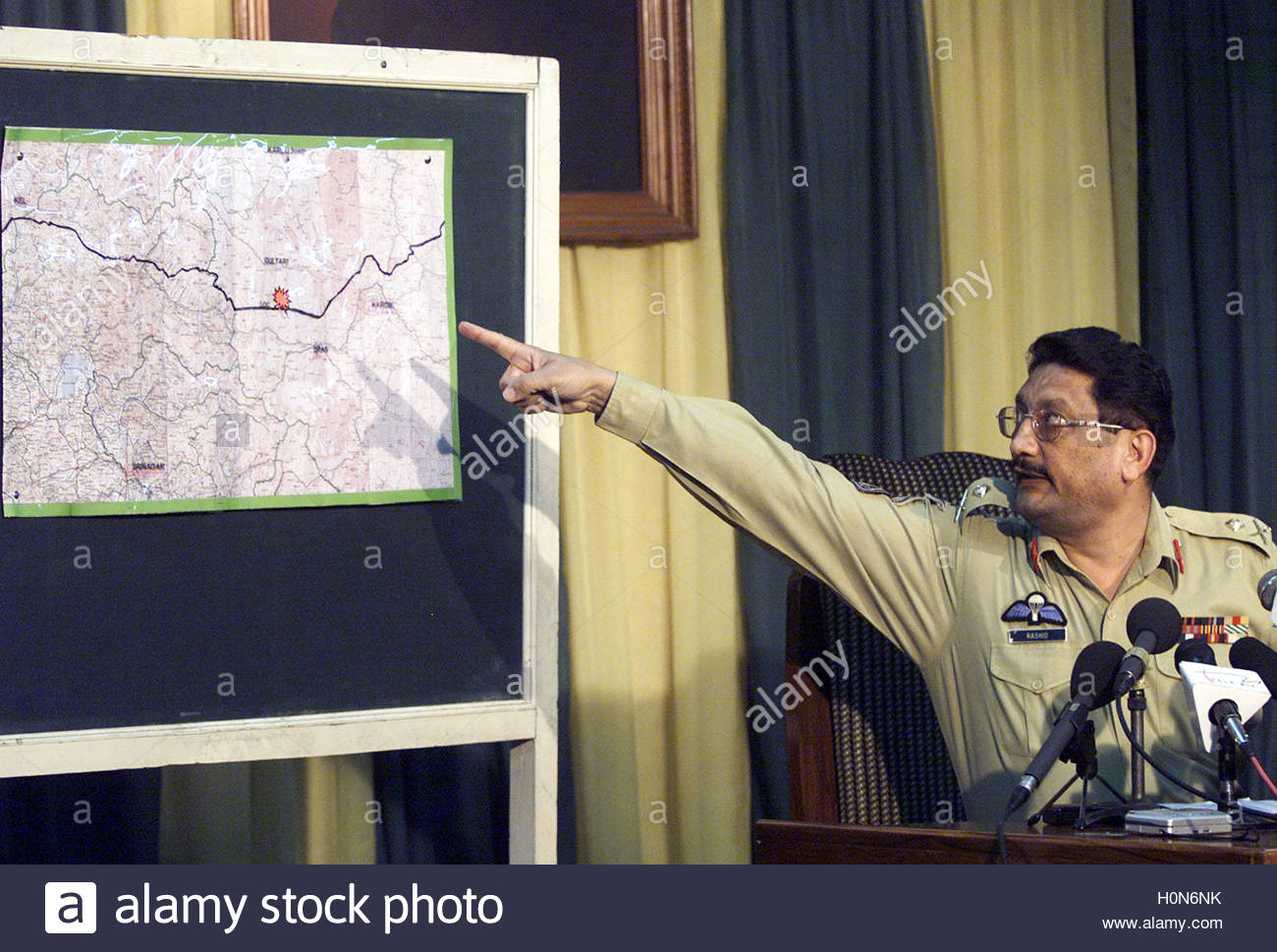 pakistan-military-spokesman-major-general-rashid-qureshi-points-towards-H0N6NK.jpg