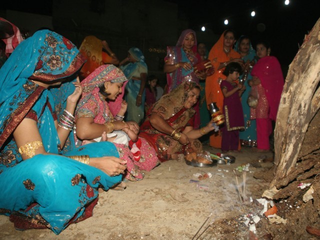 Holi-at-Swami-Narayan-Temple-21-135400-640x480.jpg