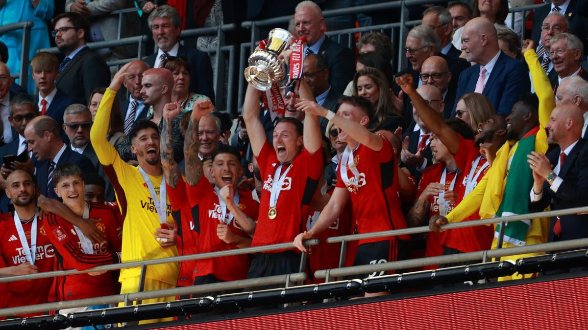 manchester united players are celebrating their fa cup victory photo afp