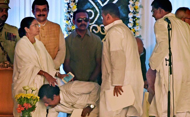 ministers-touch-mamata-banerjees-feet-650_650x400_71464348237.jpg