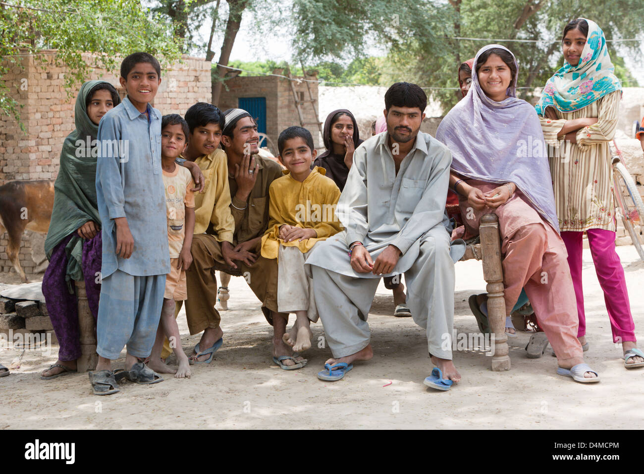 basti-mumgani-pakistan-portrait-of-a-large-family-D4MCPM.jpg